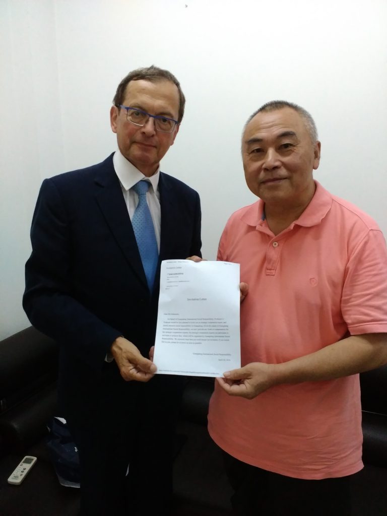 Dr Chen Yuanliang hands over invitation to be Strategic Cooperation Expert. Photo: Yu Jueyi